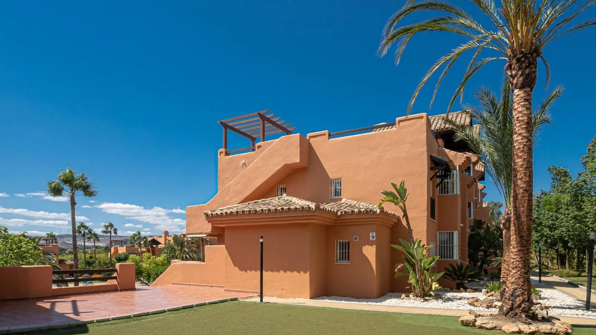 דירות Casares Del Sol 2100