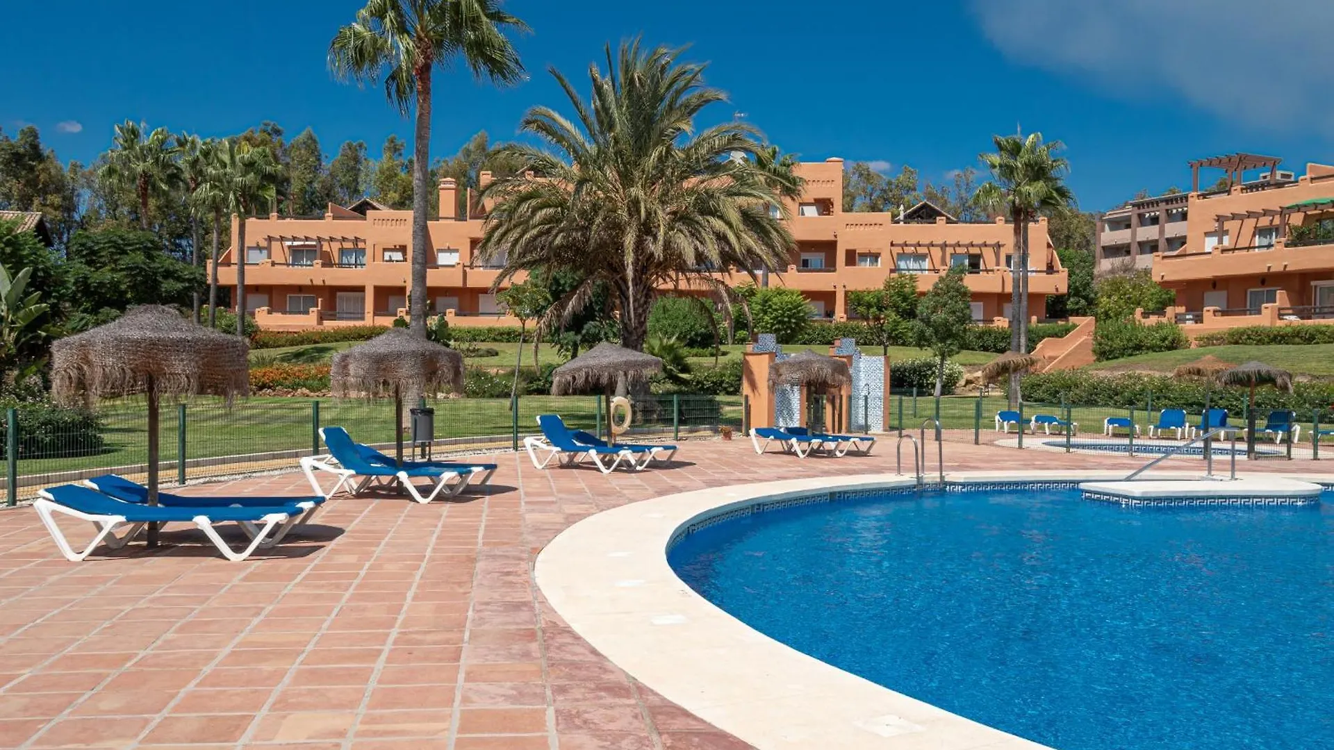 דירות Casares Del Sol 2100
