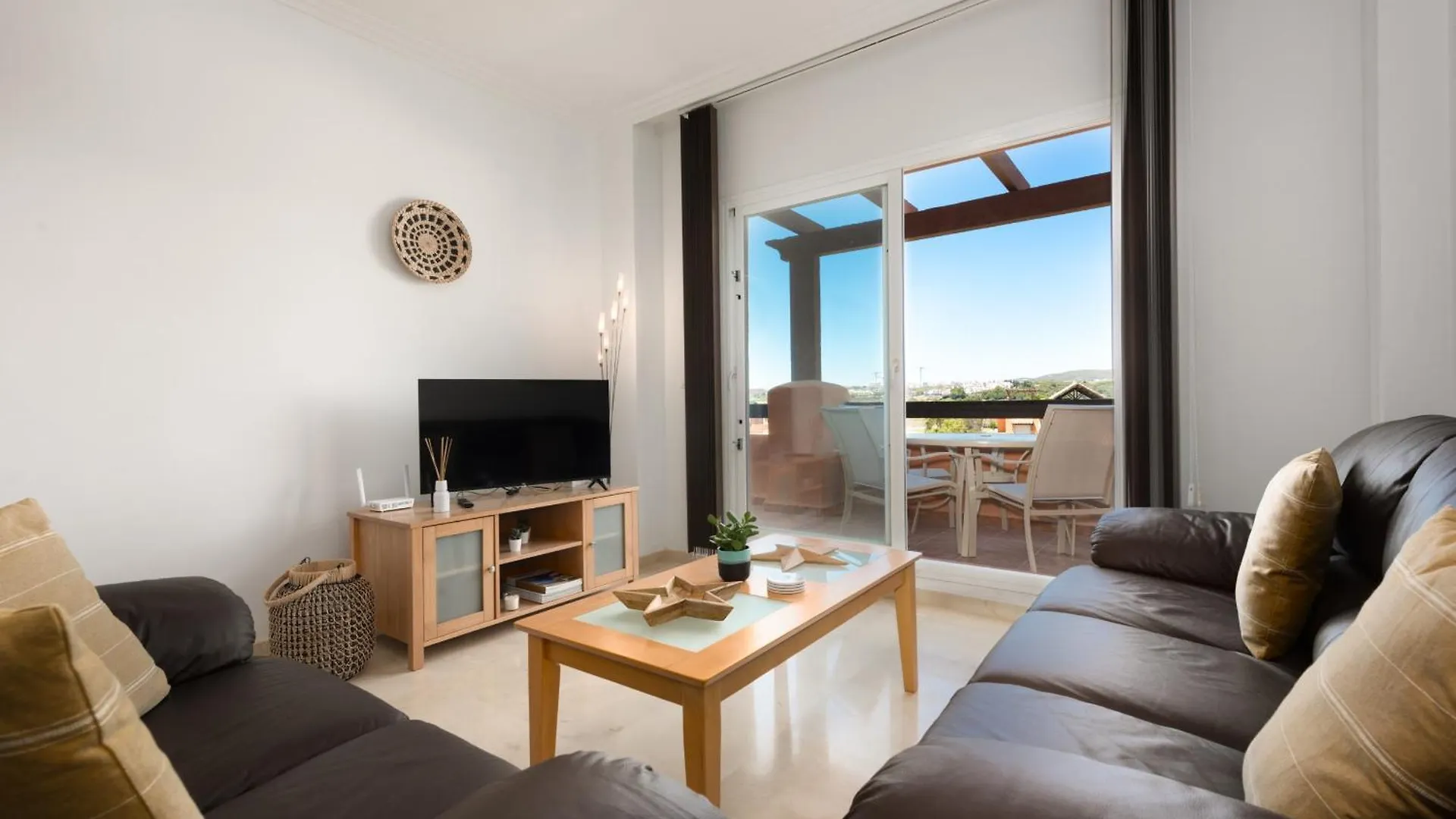 דירות Casares Del Sol 2100