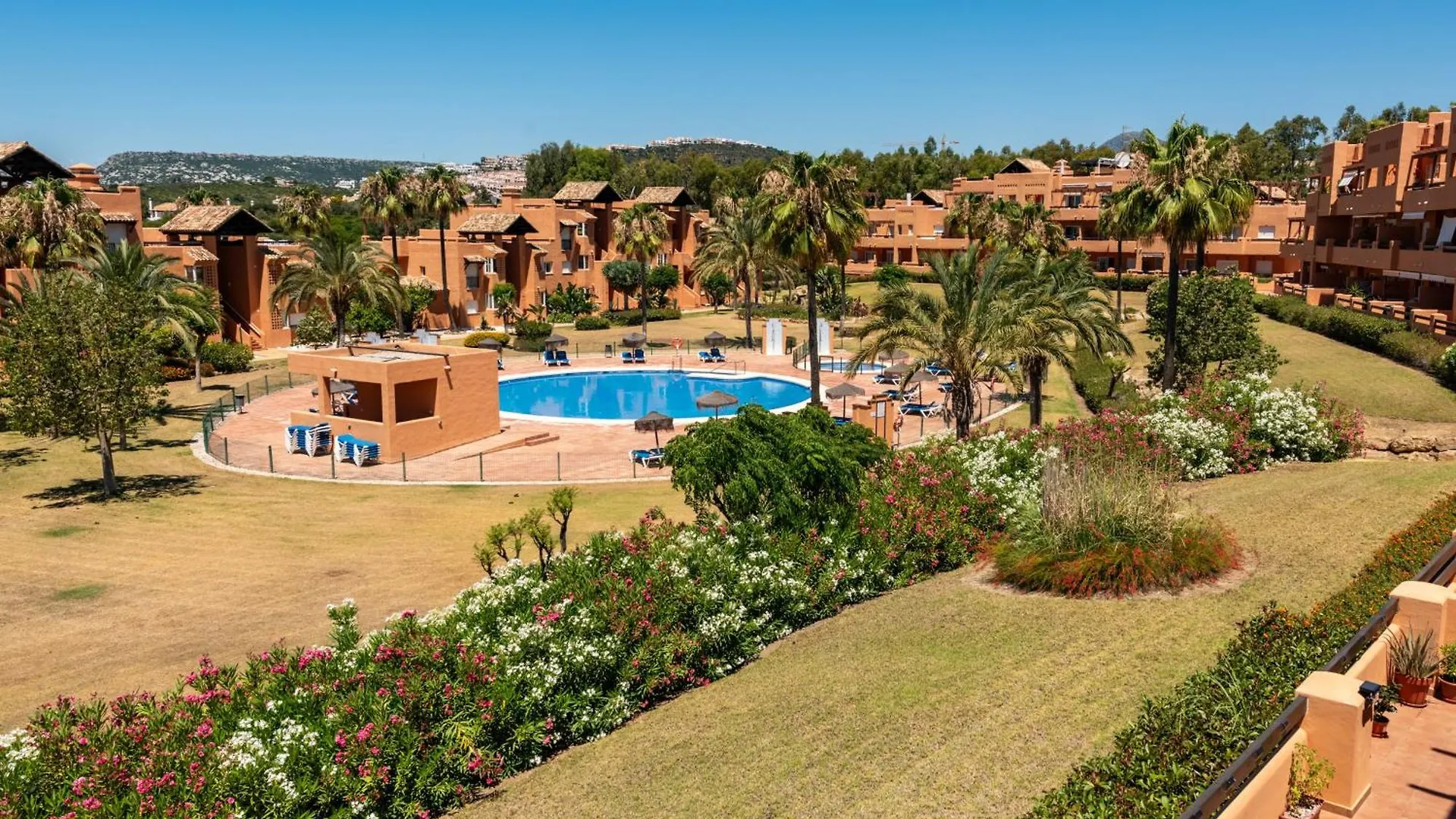 דירות Casares Del Sol 2100